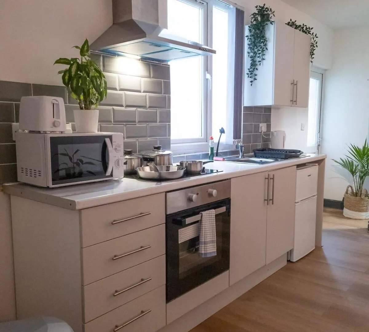 Mega Value Stay - 7 Beds, Keyless Entry, City 5 Min Walk By Property Promise Cardiff Apartment